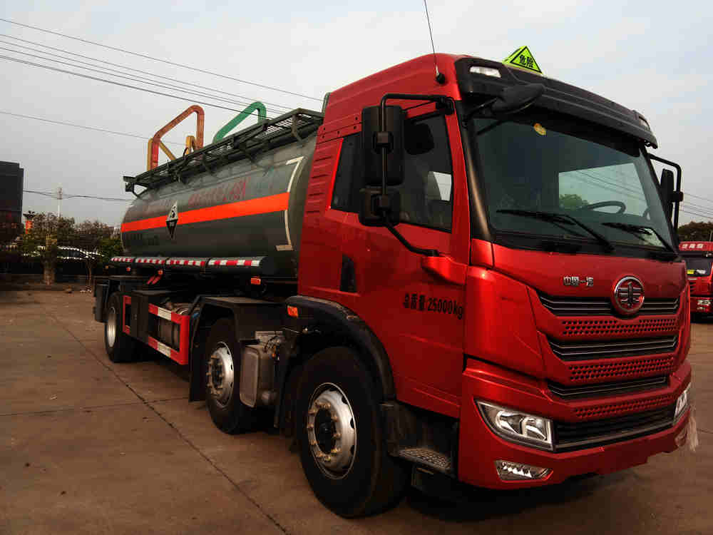 大力牌DLQ5259GFWC5型腐蚀性物品罐式运输车