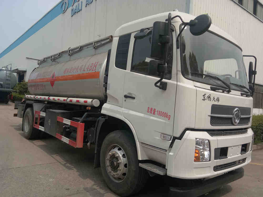 大力牌DLQ5180GRYD5型易燃液体罐式运输车