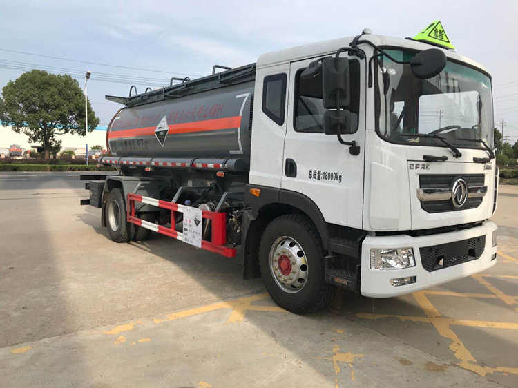 大力牌DLQ5181GFWXP6型腐蚀性物品罐式运输车