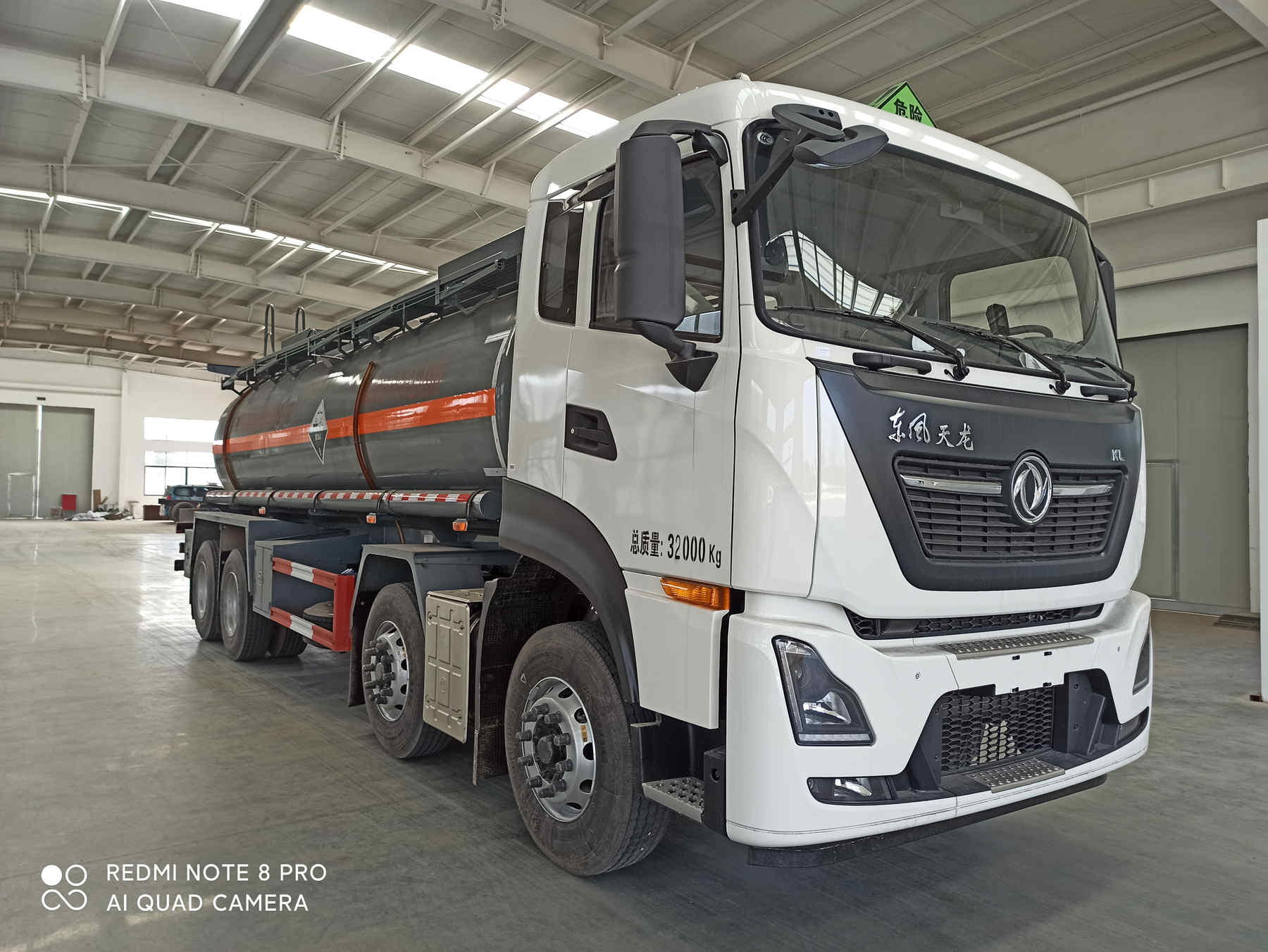 大力牌DLQ5320GFWD6型腐蚀性物品罐式运输车